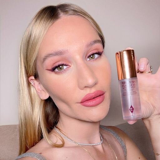 CHARLOTTE’S BEKROONDE TRIO VOOR EEN MOOIE TEINT: HUIDVERZORGING & MAKE-UP KIT